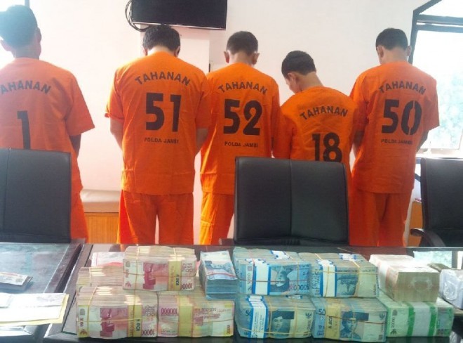 Kelima tersangka dan barang bukti saat di Mapolda Jambi